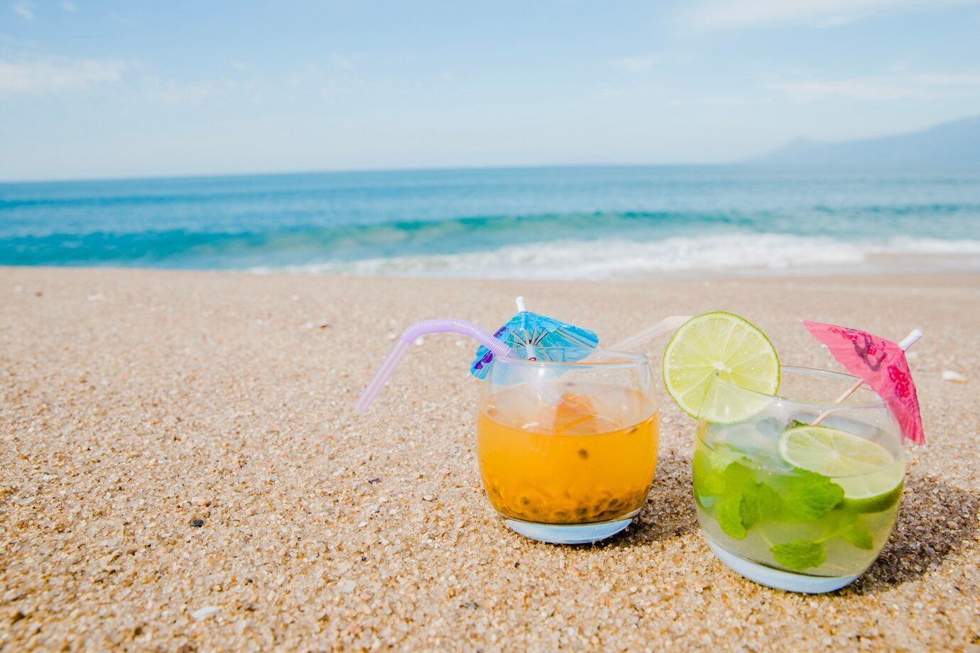 refreshing-drinks-beach_23-2147655945