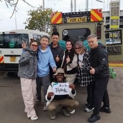 Welcome to Kenya: Chinese Group Starts 11-Day Safari with Giraffe Encounter in Nairobi