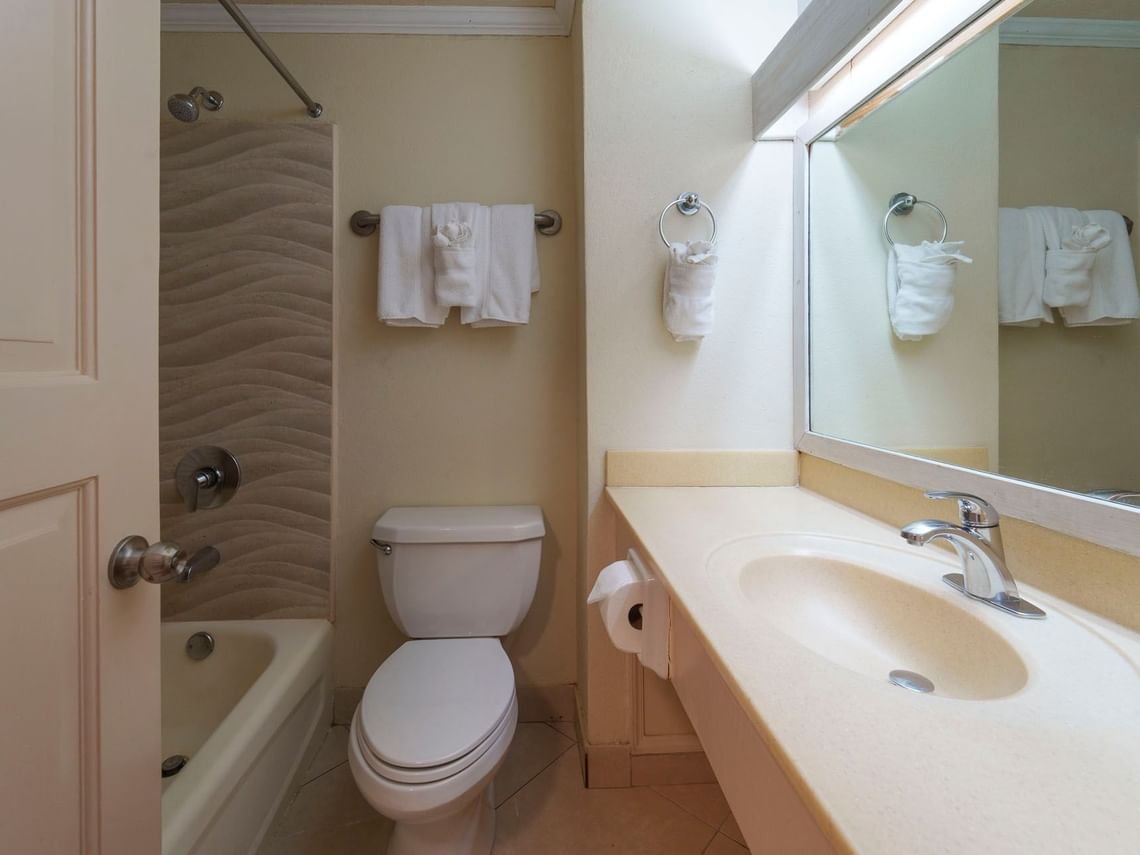 ocean-view-room-bathroom-crescent_standard